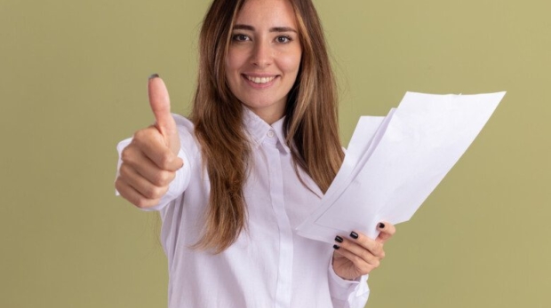 Jovem profissional sorri enquanto segura folhas de papel e faz sinal de positivo com o polegar, simbolizando o sucesso na inscrição e a preparação para as provas do concurso público da Prefeitura de Carapicuíba.

Crédito: Divulgação