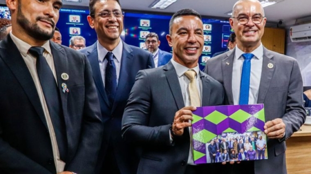 O deputado estadual eleito e ex-prefeito de Osasco, Rogério Lins, participou da 56ª Sessão Ordinária da Câmara Municipal e reforçou o compromisso com as demandas do município. 
Créditos das Fotos: Ricardo Migliorini