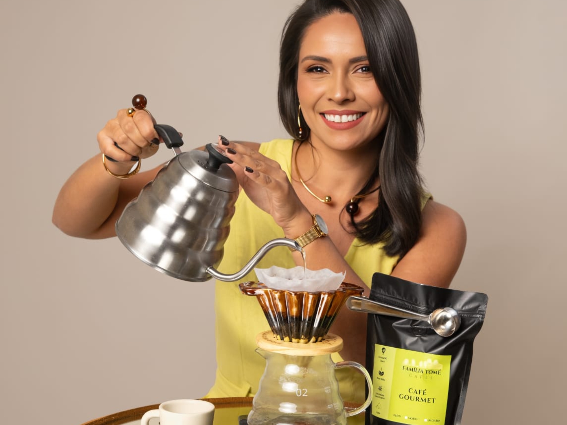 Gabriela Tomé transformou a tradição cafeeira de sua família, em Cristina, no sul de Minas Gerais, em uma marca que une história, identidade e estratégia empresarial. À frente da Família Tomé Cafés, a empreendedora busca ampliar a presença da empresa no mercado e aproximar consumidores da origem do produto.

Crédito: Divulgação