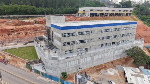 Obras incluem melhorias em salas de aula, cozinhas, banheiros, quadras e áreas administrativas, proporcionando ambientes mais adequados para alunos e profissionais .

Crédito: Santana De Parnaíba 