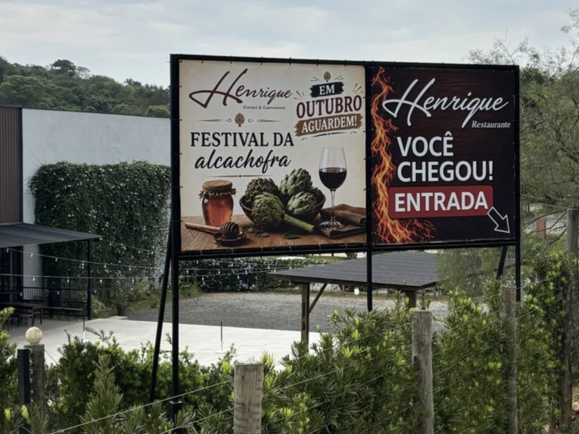 Placa anuncia o Festival da Alcachofra, Vinho & Mel, que começa nesta sexta-feira (9), em São Roque.