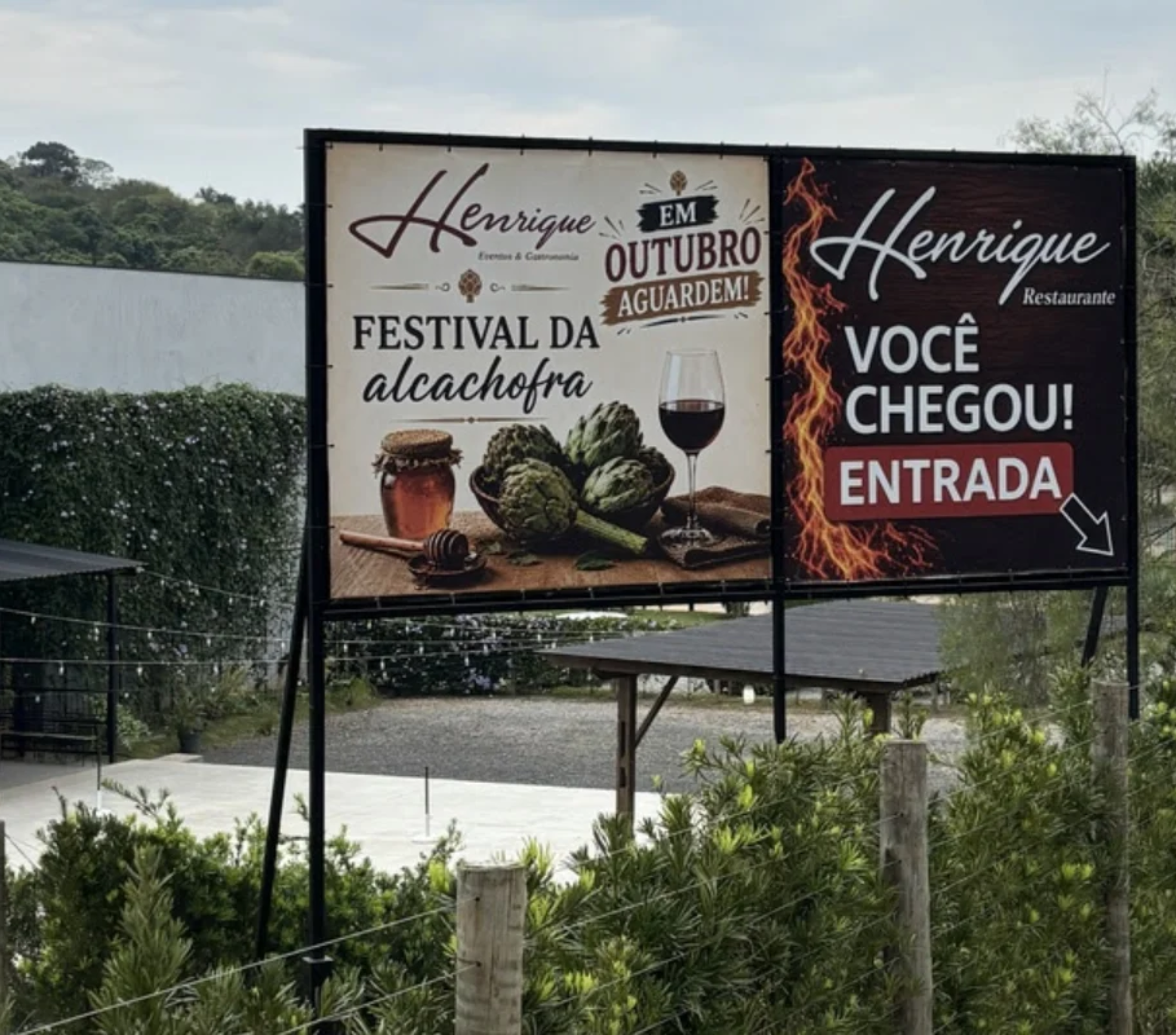 Placa anuncia o Festival da Alcachofra, Vinho & Mel, que começa nesta sexta-feira (9), em São Roque.