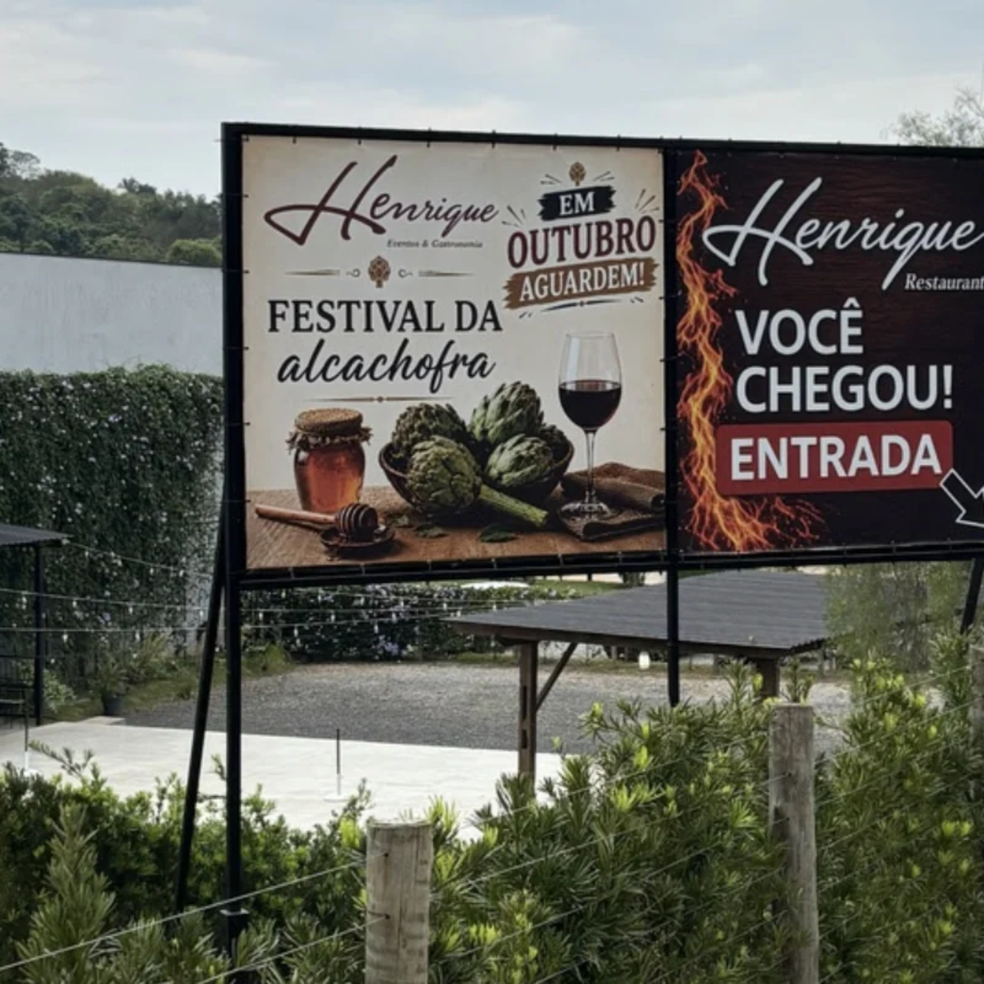 Placa anuncia o Festival da Alcachofra, Vinho & Mel, que começa nesta sexta-feira (9), em São Roque.