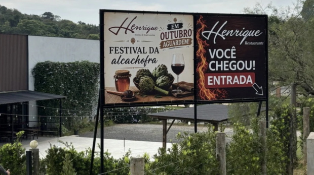 Placa anuncia o Festival da Alcachofra, Vinho & Mel, que começa nesta sexta-feira (9), em São Roque.