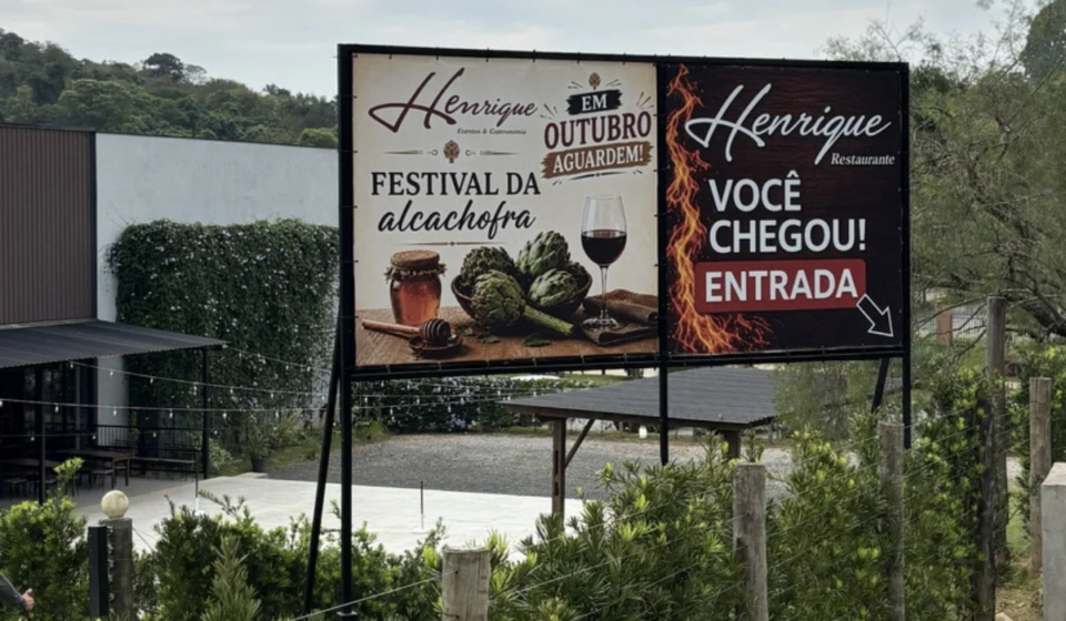Placa anuncia o Festival da Alcachofra, Vinho & Mel, que começa nesta sexta-feira (9), em São Roque.