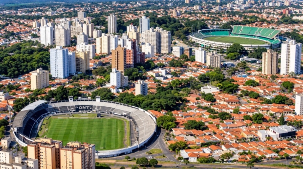Ilustração: Vista aérea representativa da paisagem urbana de Campinas e de seus estádios de futebol. O momento vivido por Ponte Preta e Guarani reacende o debate sobre a importância do futebol para a identidade da cidade e suas oportunidades de projeção nacional, turismo e negócios.