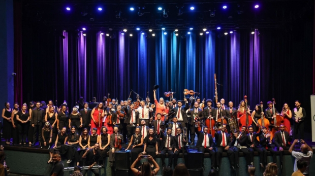 Orquestra Guarany apresenta “The Sound of the Rings”, concerto dedicado às trilhas sonoras da trilogia “O Senhor dos Anéis”, com regência da maestra Natália Larangeira, em Indaiatuba.

Crédito: Divulgação