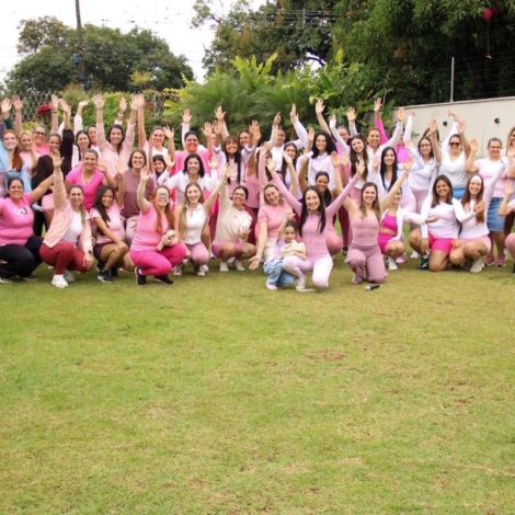 As idealizadoras Mayara Mendes Barbosa e Susan Frois ao lado das participantes da primeira edição do projeto Women of Purpose (Mulheres de Propósito), em Cabreúva. O encontro inaugural, que teve como tema a campanha Outubro Rosa, reuniu mais de 50 mulheres com o objetivo de promover o fortalecimento espiritual cristão, a conscientização sobre a saúde feminina e o apoio emocional mútuu.