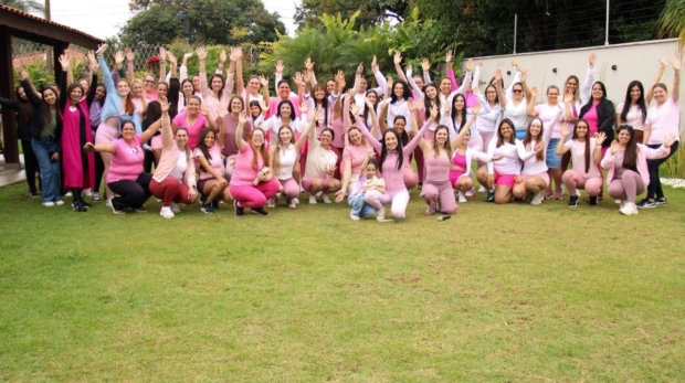 As idealizadoras Mayara Mendes Barbosa e Susan Frois ao lado das participantes da primeira edição do projeto Women of Purpose (Mulheres de Propósito), em Cabreúva. O encontro inaugural, que teve como tema a campanha Outubro Rosa, reuniu mais de 50 mulheres com o objetivo de promover o fortalecimento espiritual cristão, a conscientização sobre a saúde feminina e o apoio emocional mútuu.