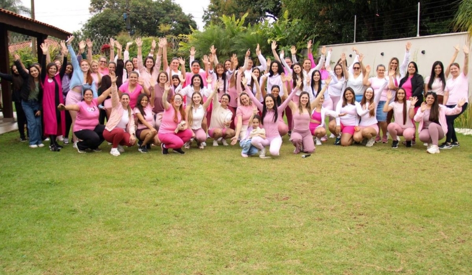 As idealizadoras Mayara Mendes Barbosa e Susan Frois ao lado das participantes da primeira edição do projeto Women of Purpose (Mulheres de Propósito), em Cabreúva. O encontro inaugural, que teve como tema a campanha Outubro Rosa, reuniu mais de 50 mulheres com o objetivo de promover o fortalecimento espiritual cristão, a conscientização sobre a saúde feminina e o apoio emocional mútuu.