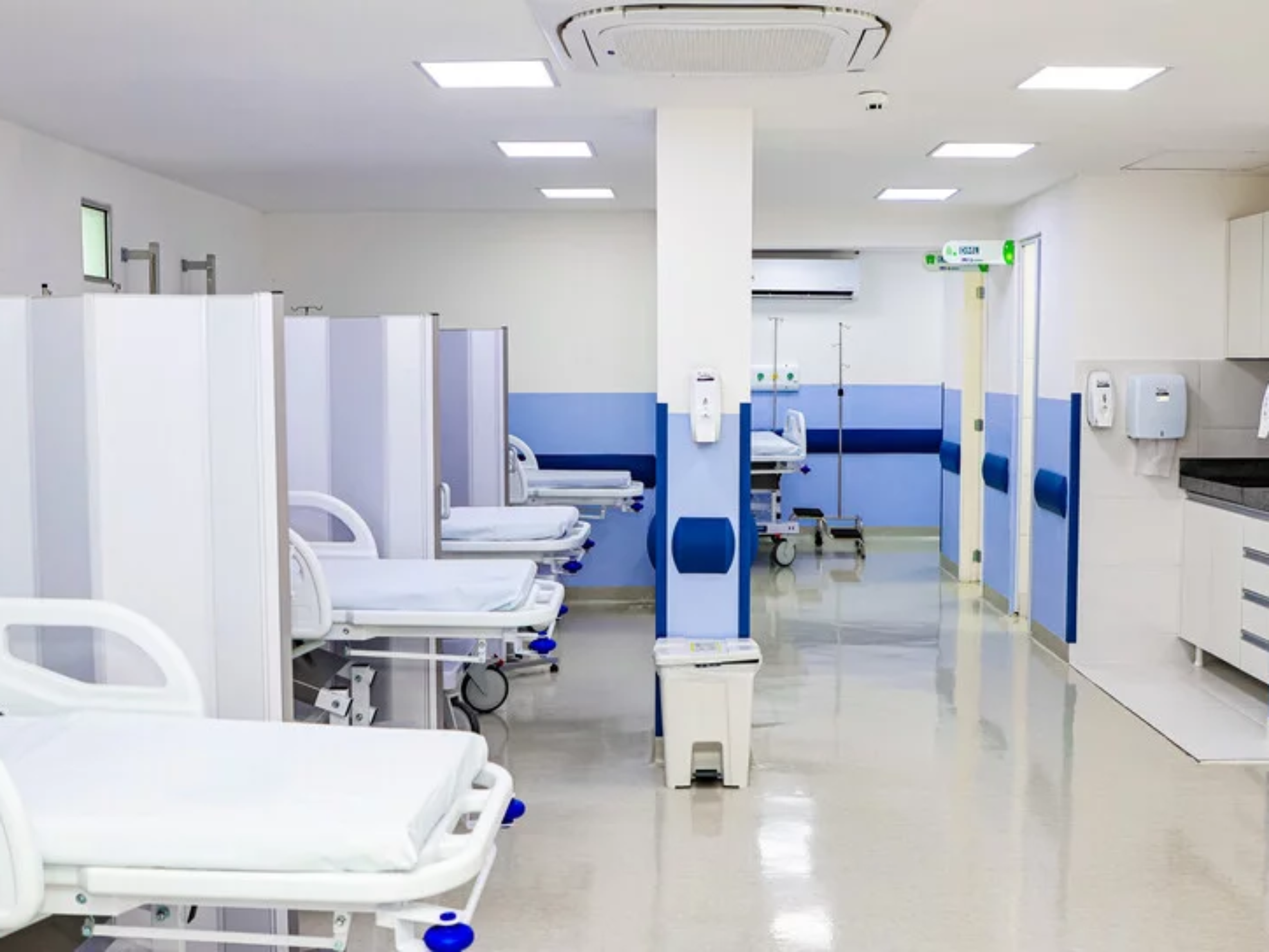 A área de emergência recebeu 12 leitos, sala de isolamento, novos mobiliários e reestruturação dos postos médico e de enfermagem, além de melhorias para garantir mais privacidade aos pacientes.

Imagens: David Mazzo e Fernanda Cazarini