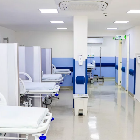 A área de emergência recebeu 12 leitos, sala de isolamento, novos mobiliários e reestruturação dos postos médico e de enfermagem, além de melhorias para garantir mais privacidade aos pacientes.

Imagens: David Mazzo e Fernanda Cazarini