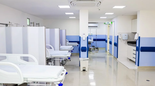 A área de emergência recebeu 12 leitos, sala de isolamento, novos mobiliários e reestruturação dos postos médico e de enfermagem, além de melhorias para garantir mais privacidade aos pacientes.
Imagens: David Mazzo e Fernanda Cazarini