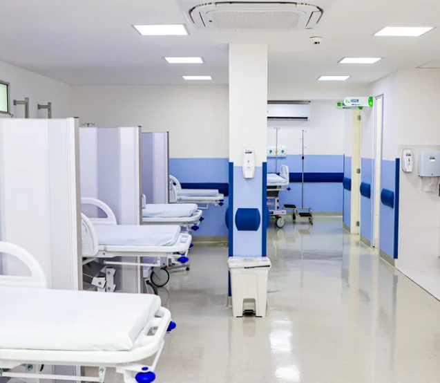 A área de emergência recebeu 12 leitos, sala de isolamento, novos mobiliários e reestruturação dos postos médico e de enfermagem, além de melhorias para garantir mais privacidade aos pacientes.

Imagens: David Mazzo e Fernanda Cazarini